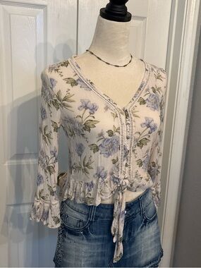 American Eagle Outfitters Cream Floral Tie-Front V-Neck Blouse